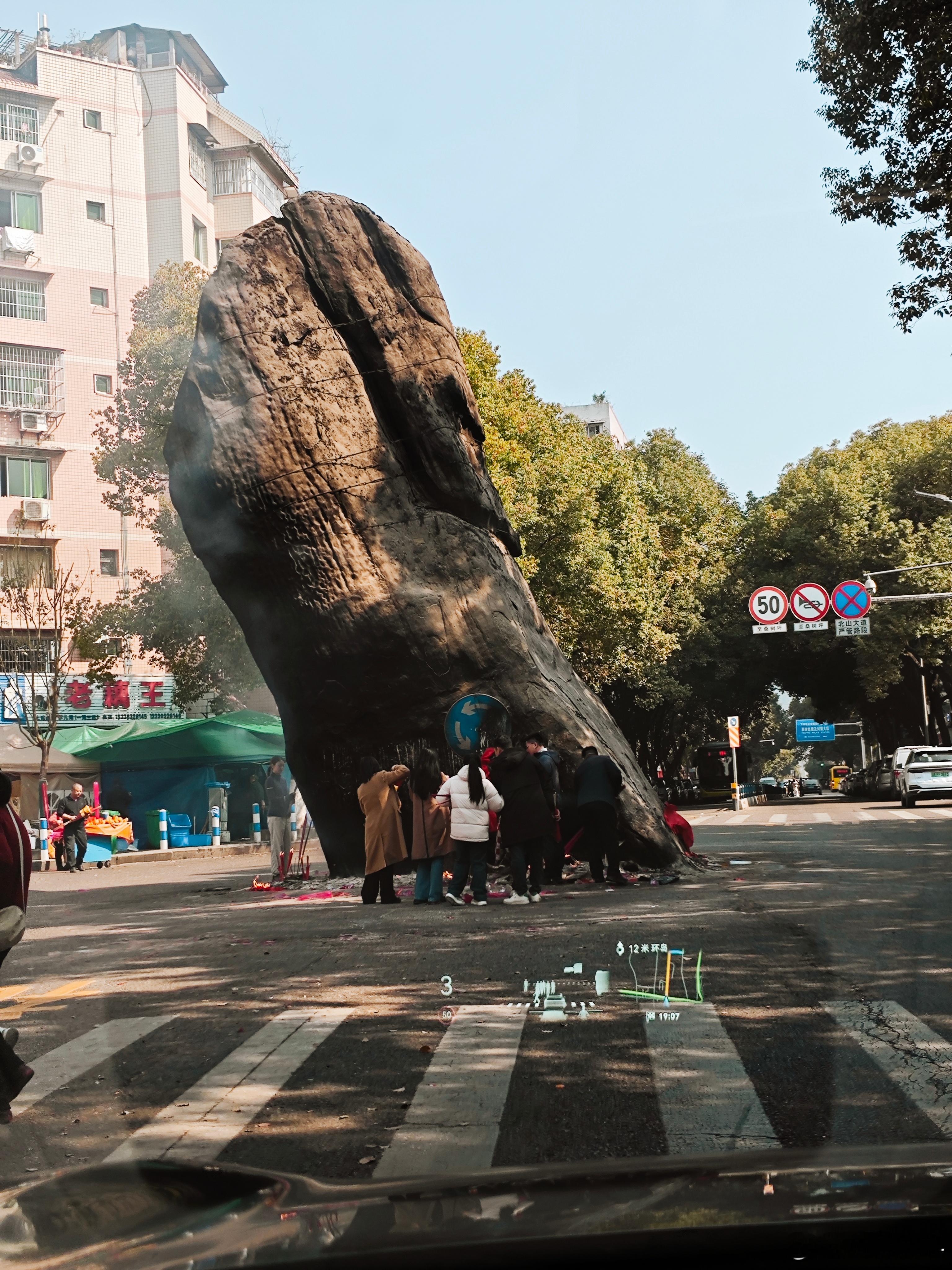 从重庆万州返回西安专门跑去看了一眼传说中的青龙石，结果比我想象的还要大😂，就杵