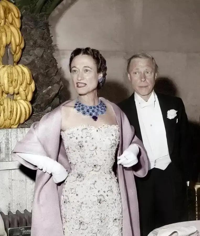 洪晃昨晚出现在卡地亚珠宝展红毯，一身黑西装配祖母绿胸针，气场稳得压住全场。她