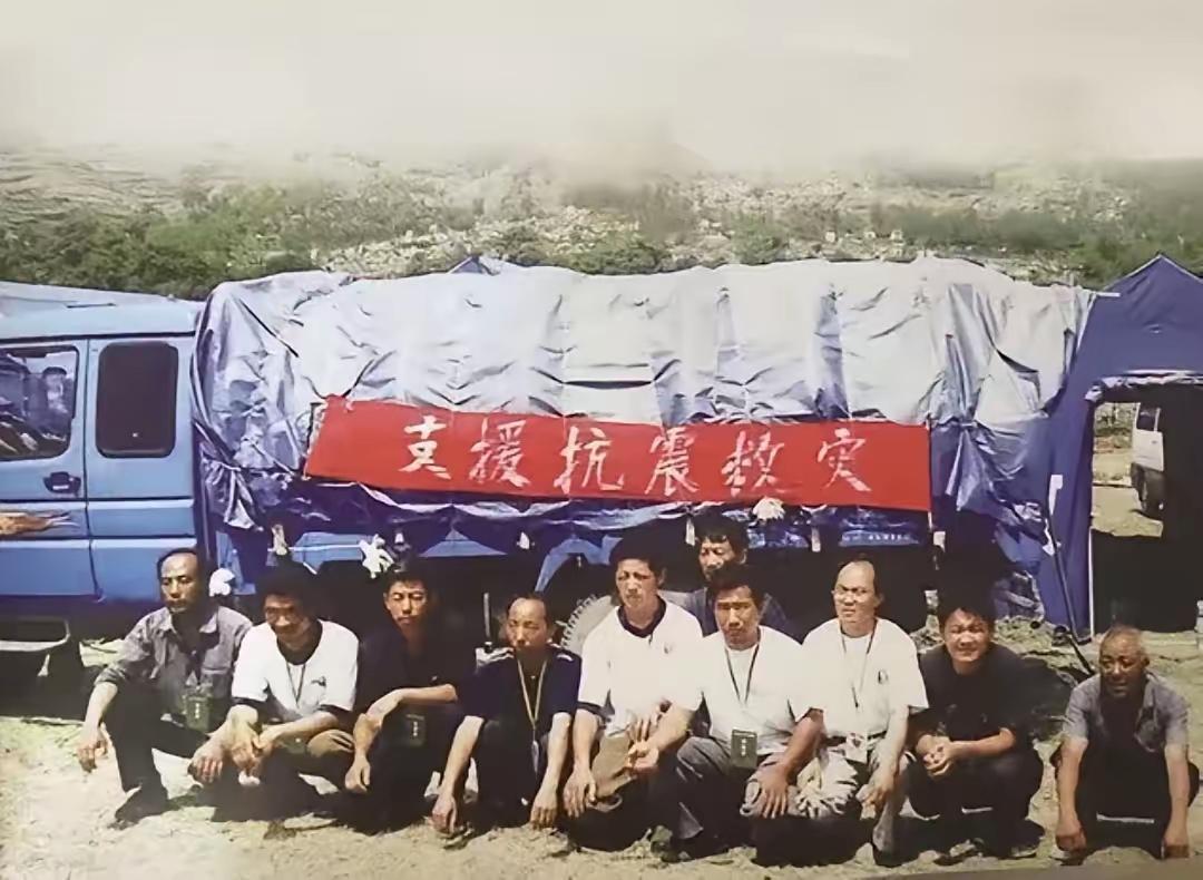 🌛10个山东大汉吃饭，却只点了俩最便宜的素菜，老板娘满脸鄙夷。谁料，当她看