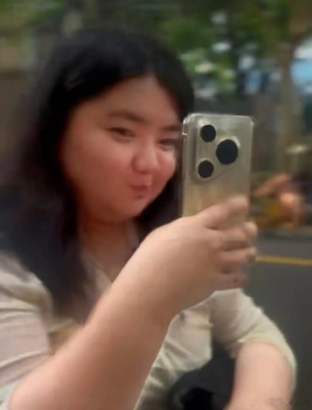 68岁胡慧中携女现身上海！26岁女儿身材肥胖，母女同框颜值差距大！