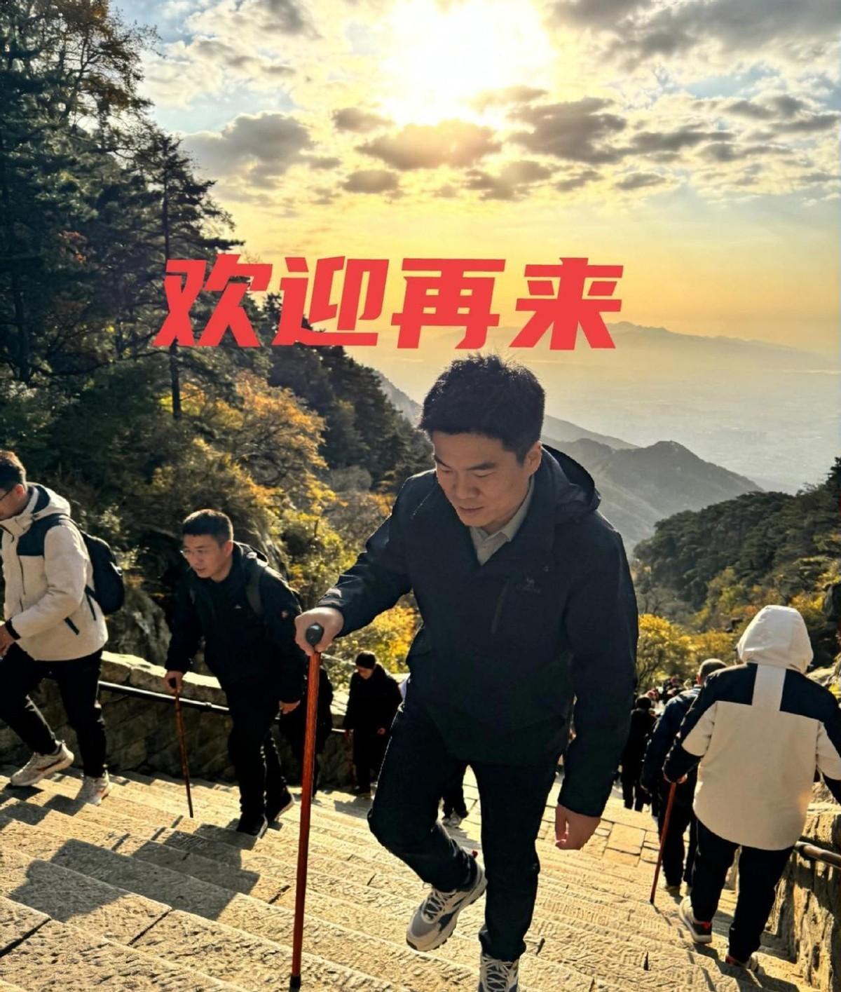 一记耳光。抽在所有文旅局的脸上。董宇辉夜宿泰山之巅，当地竟然“毫不知情”。