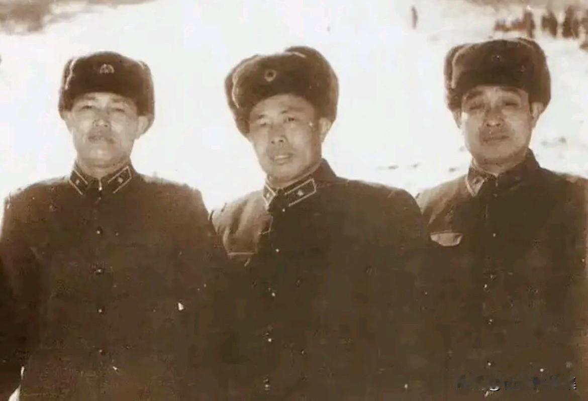 1964年，邓岳（左）去旅大警备区任职前与新任38军军长李光军（中）39军军长张