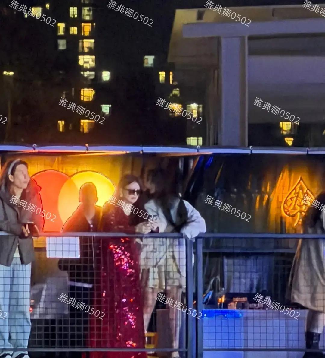 墨镜一戴，全场都在猜她看谁李湘坐第一排，红裙闪得像灯球，却板着脸不摘墨镜。