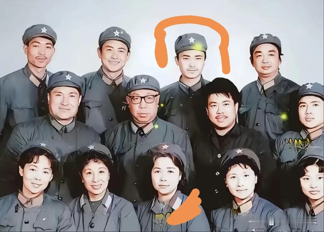 原八一电影制片厂演员们的一张集体大合影，只认出来了祝新运老师和田华老师，你能认识