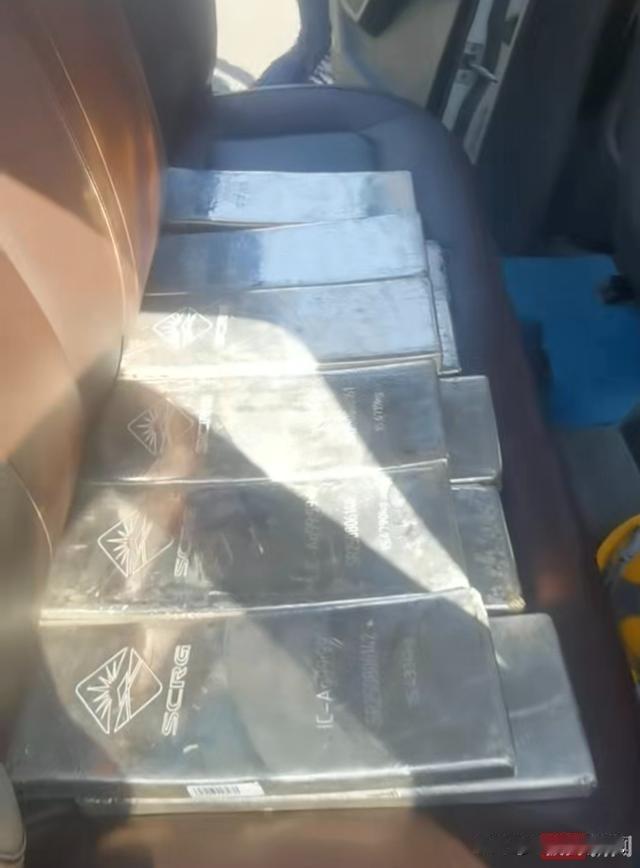 甘肃金昌，50岁的货车司机，从上海拉了价值近亿元的银砖送到金昌。不料，在离终点只