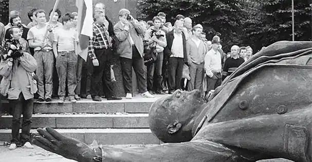 一个号称"人人平等"的国度，却在莫斯科悄然运转着上百家没有招牌的神秘商店。门外，