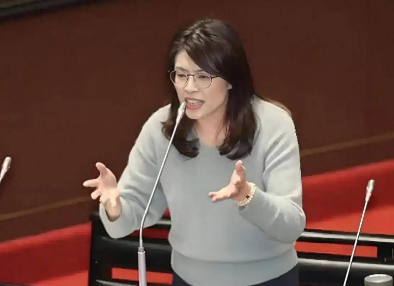 中国国民党主席郑丽文打算删除党章中的“反对共产主义”，结果却遭到柯志恩的坚决反对