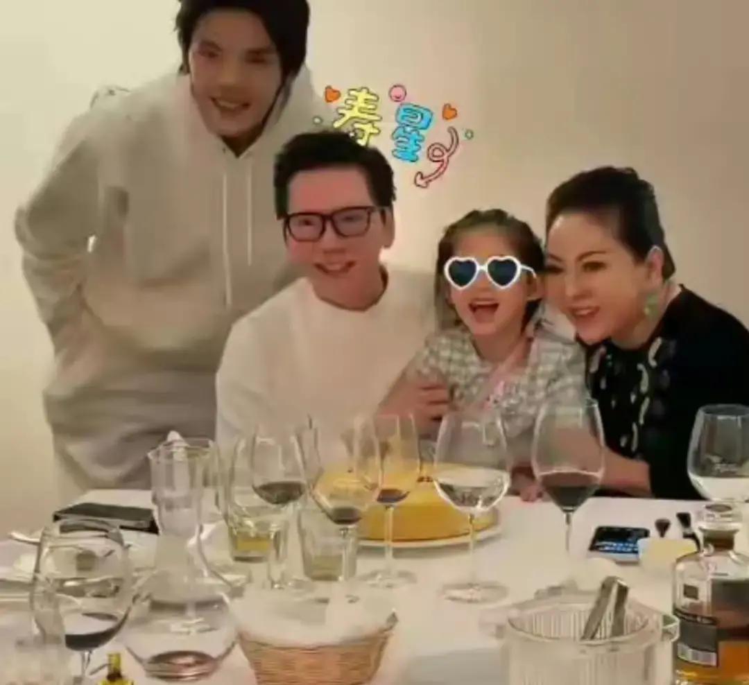 真正的裂痕，往往藏在“全家福”的留白里。向华强生日宴，郭碧婷携子女返港。镜