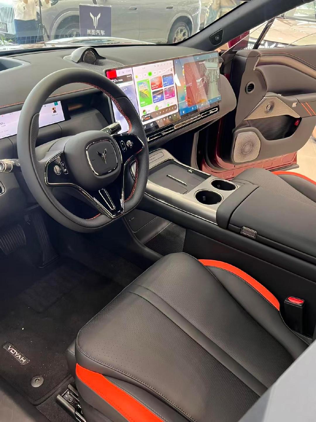 中大型纯电SUV，轴距3000毫米，CLTC最高740公里，全系华为乾崑ADS5四激光雷达，支持5C