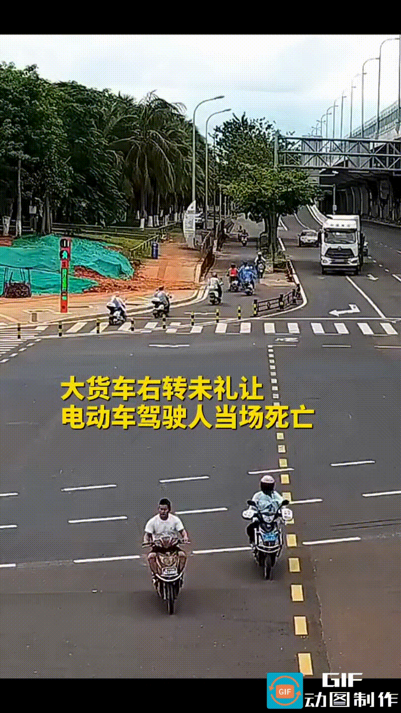 大货车右转弯经过斑马线，既不观察，也不减速，径直高速通过，一辆正好通过斑马线的电