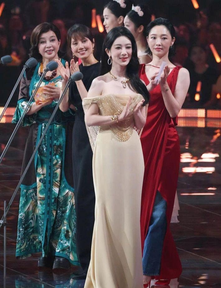 谁能拒绝百花奖舞台上这四位女星同框名场面？一众实力派女演员同台亮相，各有各的韵味