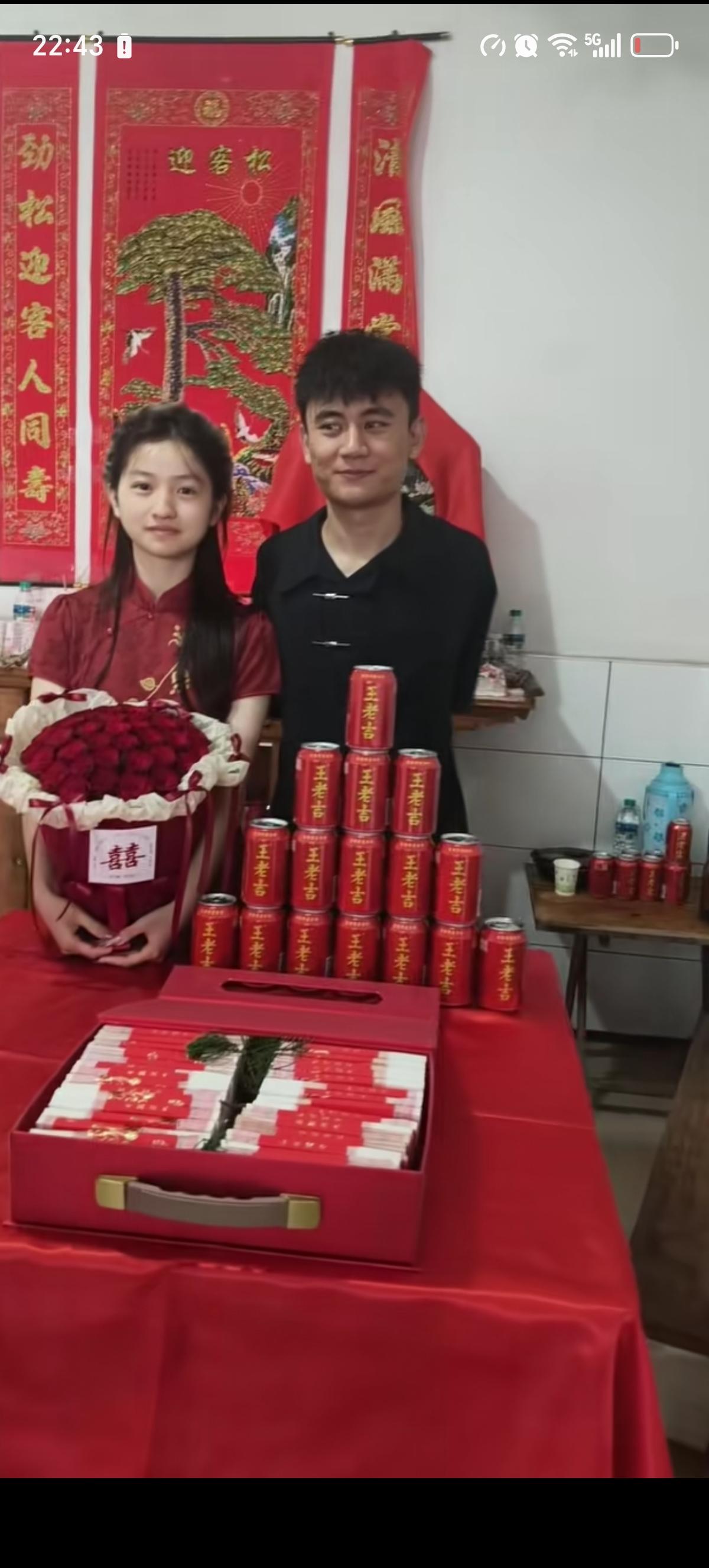 一对江西的俊男靓女今天订婚过彩礼了，好久没见过这么年轻漂亮的新人了。屋内满是喜庆