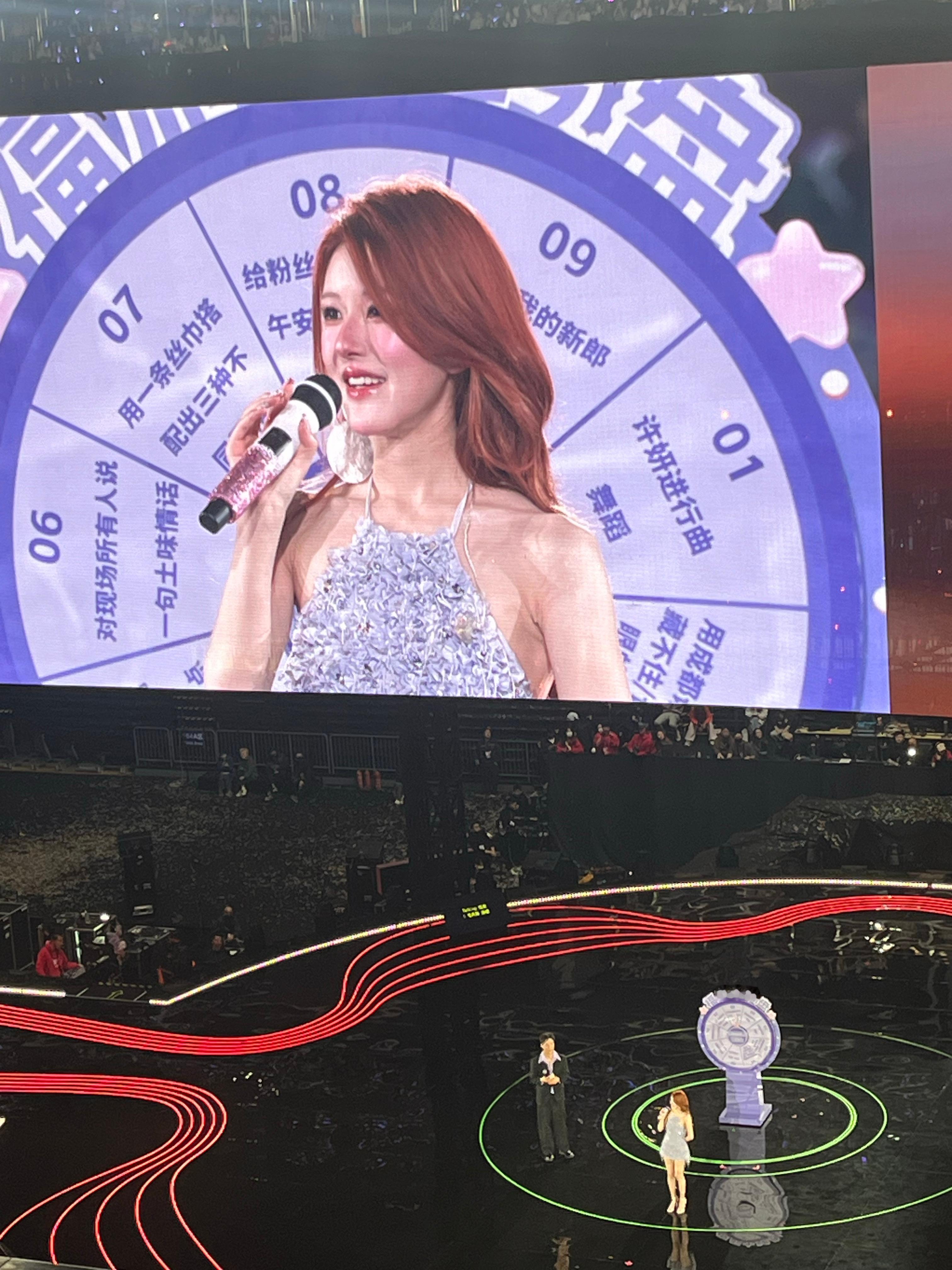 也是有专用手麦了和见面会的时候是一个诶～所以以后是不是会有很多机会见小露😚