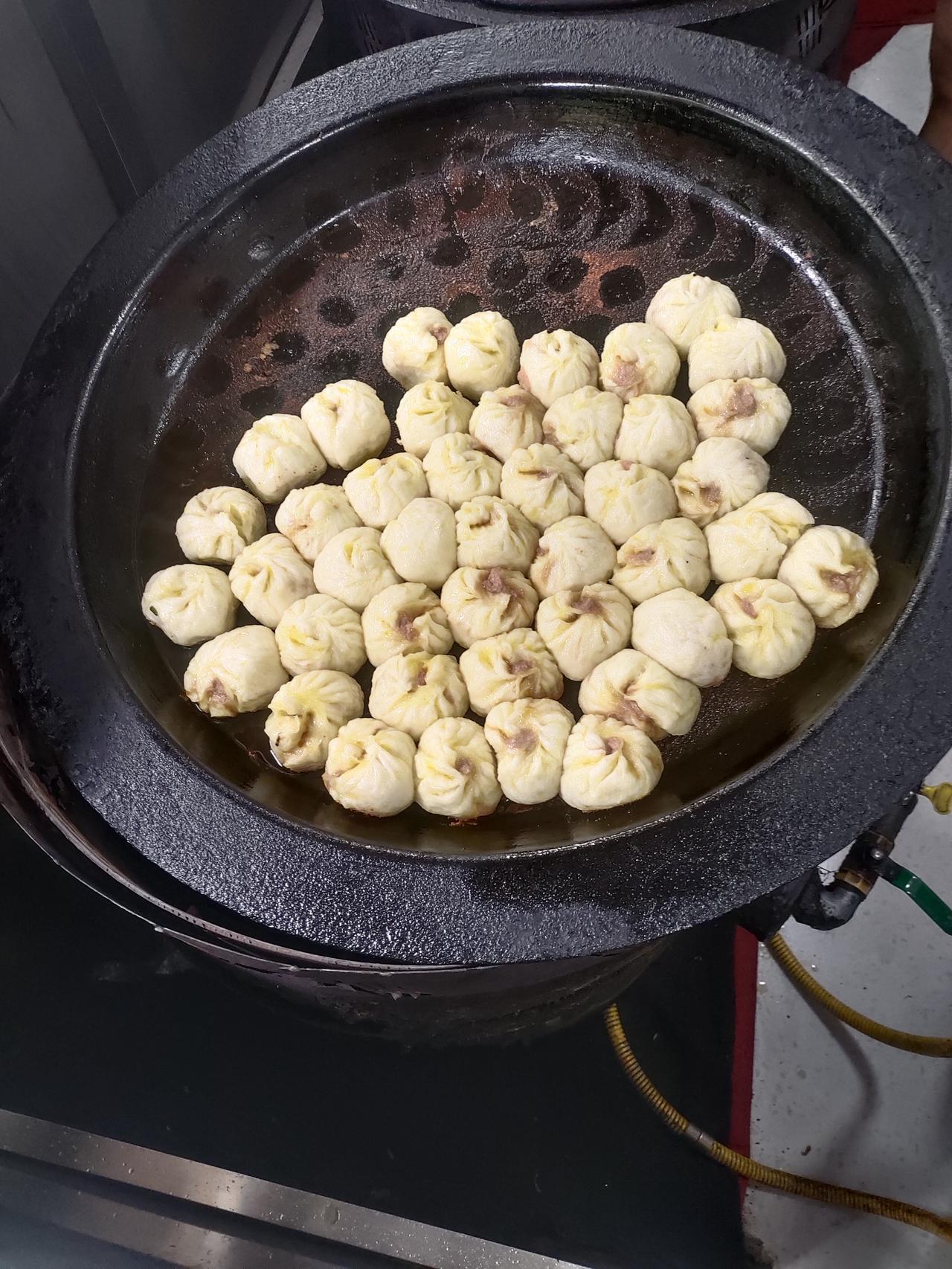 广德早点真便宜包子和饺子都是一元钱一个，大骨汤和稀饭，小菜都是免费的！