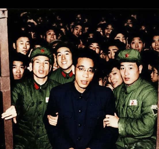 1953年，上海公审王康年的现场，王康年作为上海大康药房经理，在抗美援朝战争期间