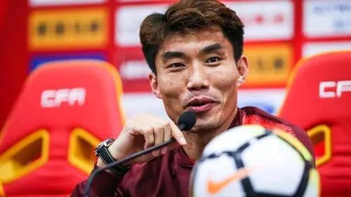 按目前来看，国足的新任主教练应该是以下这几个人了。1、郑智。前国足队长，脾气火
