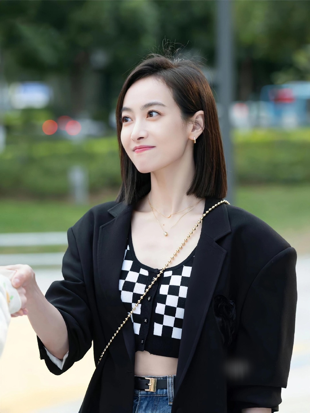 不知道的以为宋茜又有职场剧上新了咱就说这个宋茜满分精致感的半长发搭配高智感的造型