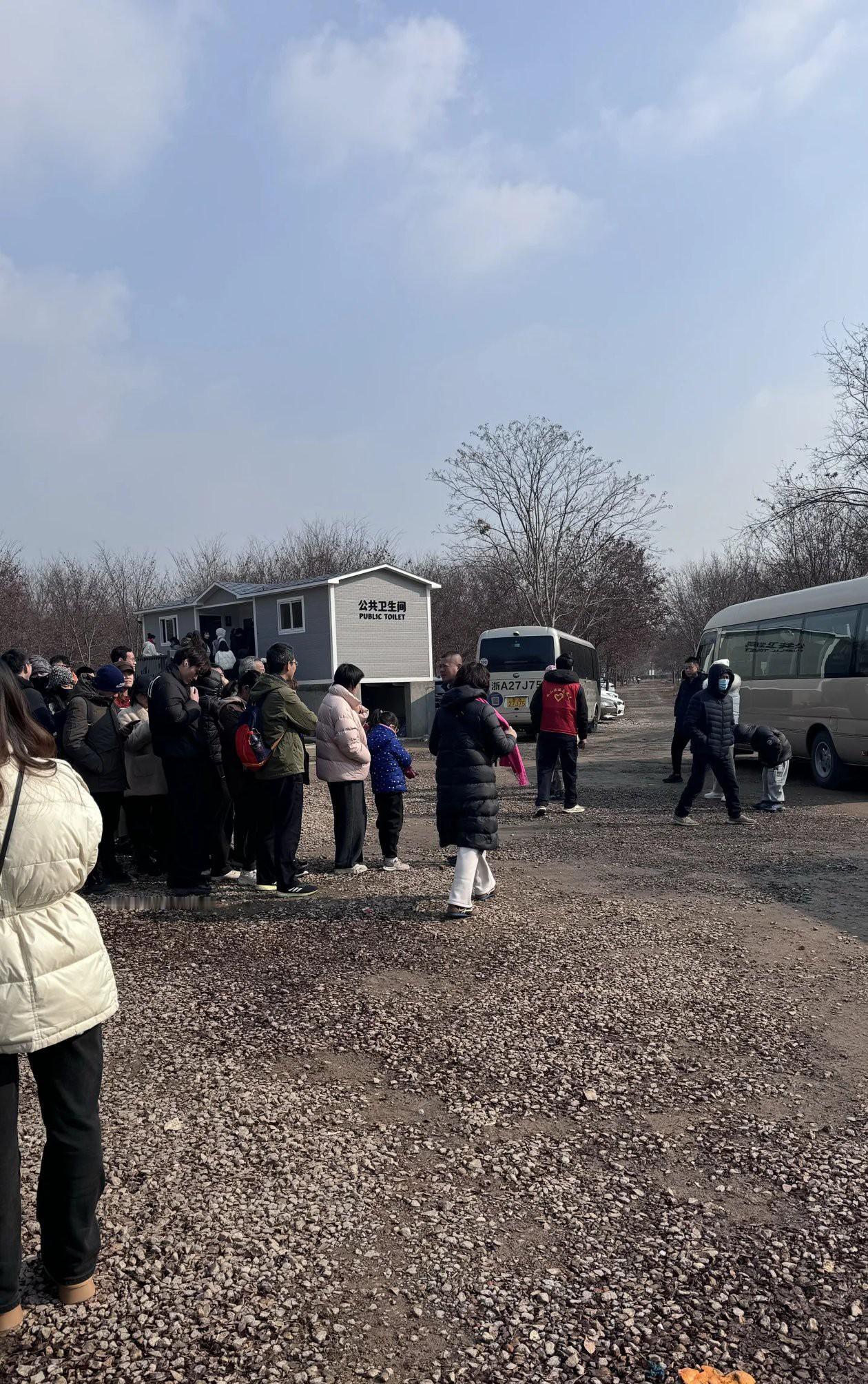 这个元旦假期，杭州已出现了三波大冤种。第一波:西湖湖滨自助跨年，没烟花、没大屏