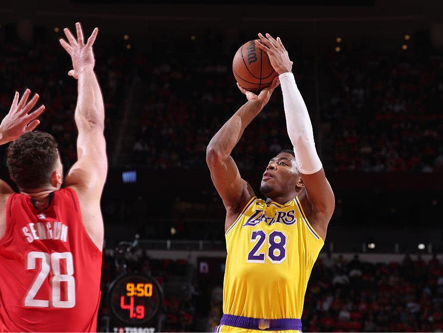 没有东契奇、里夫斯，为什么湖人能够取得首轮系列赛3:0领先，我来谈谈我个人看法：