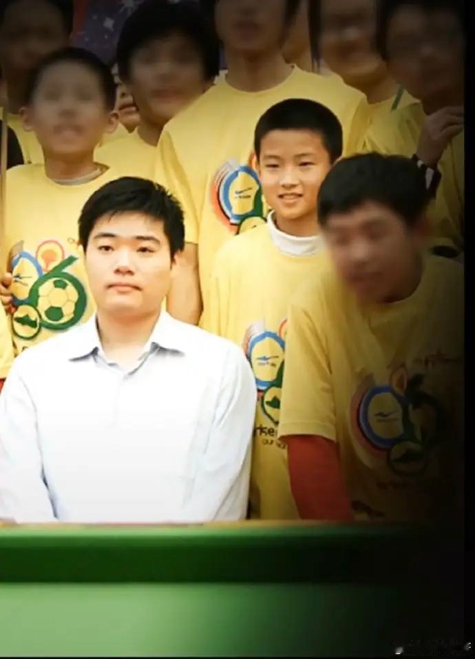 赵心童在社交媒体晒童年照，致敬丁俊晖。丁俊晖表示赵心童一定能突破克鲁斯堡魔咒