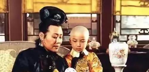 1687年，孝庄病逝。她一手带大的孙子：康熙哀号不已，捶胸跳脚。谁知，走出孝庄的