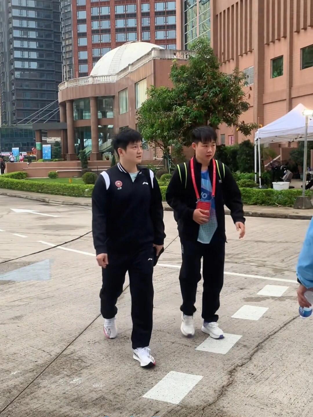 可爱的东哥来了，好像是学生走开了，真的好板正，今日份新鲜的东东！永远都是包先上