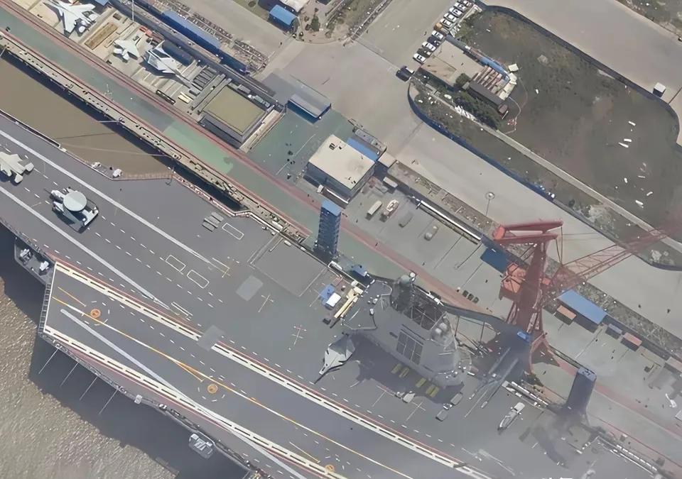 小甜甜福建舰最新进度,已经在画甲板停机线了,等甲板停九儿线画好以后，整个飞行甲板