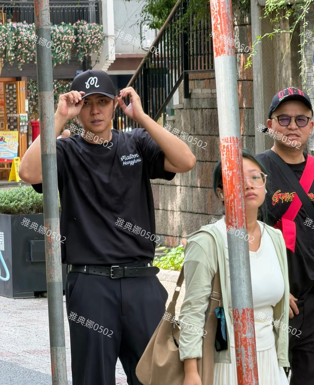 杭州鼓楼偶遇罗志祥，他的黑眼圈真是太重太明显了，即使戴了口罩凭借黑眼圈也能认出他