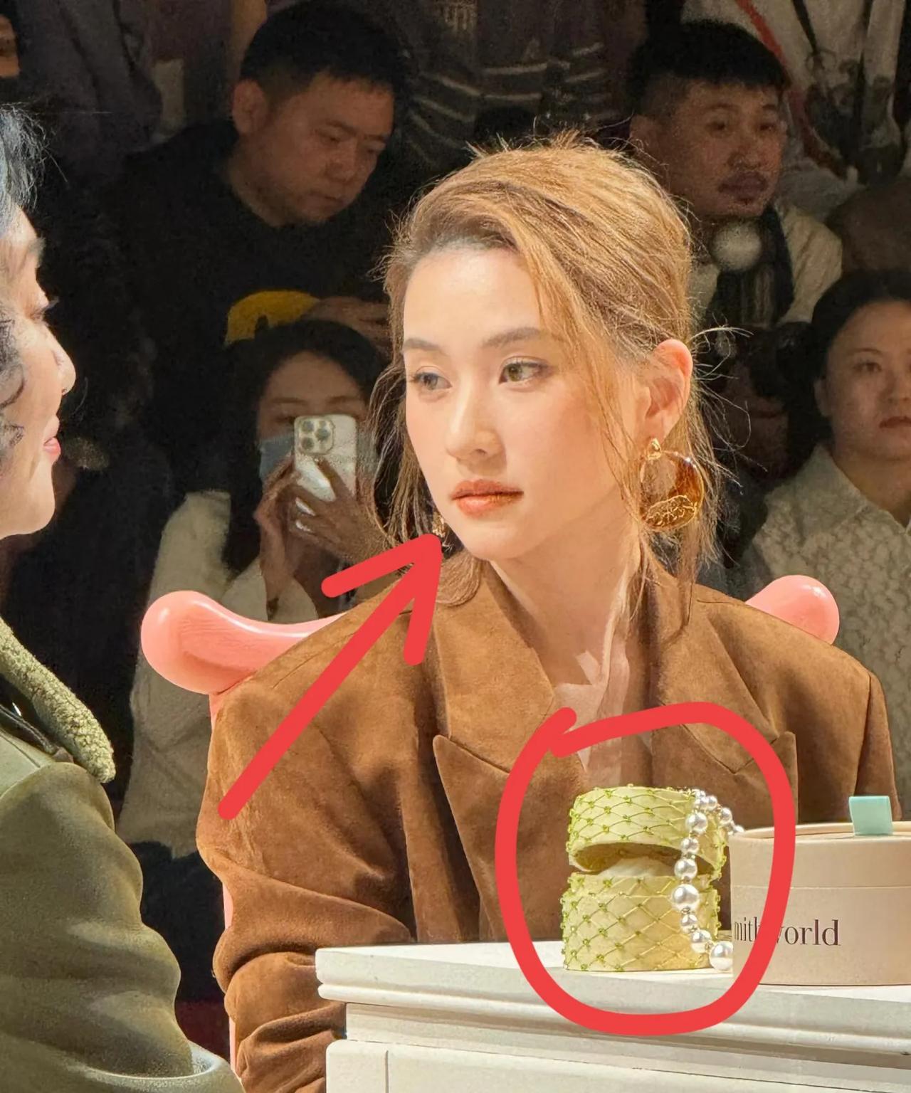 何超莲忽略了一件事情，她能火起来，倒不是她长得多漂亮，和她是赌王的女儿没关系，