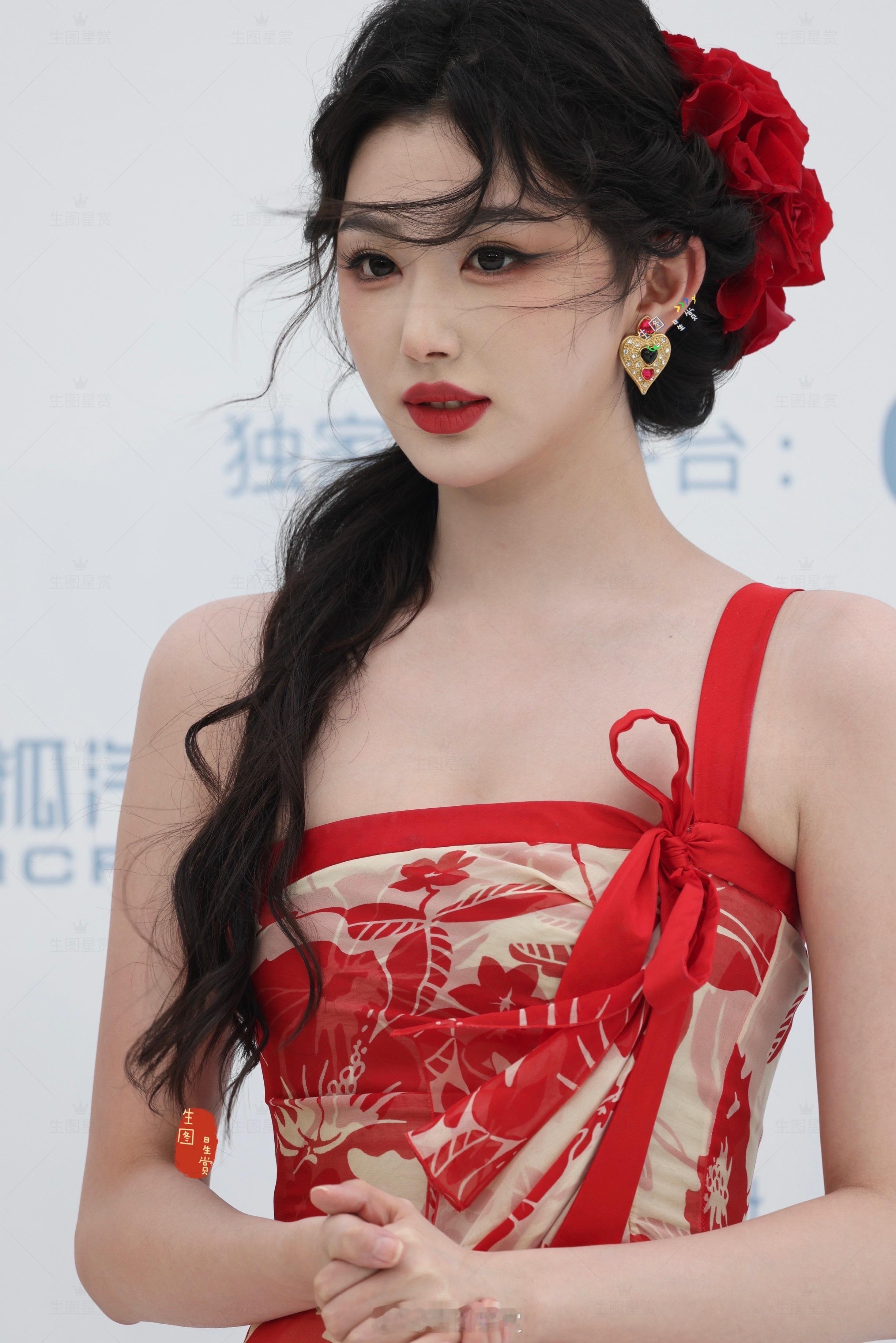 头戴红玫瑰的孔雪儿，乘着海风而来🌊红裙红唇美上心头💋，是俏丽多姿的雪儿💃?
