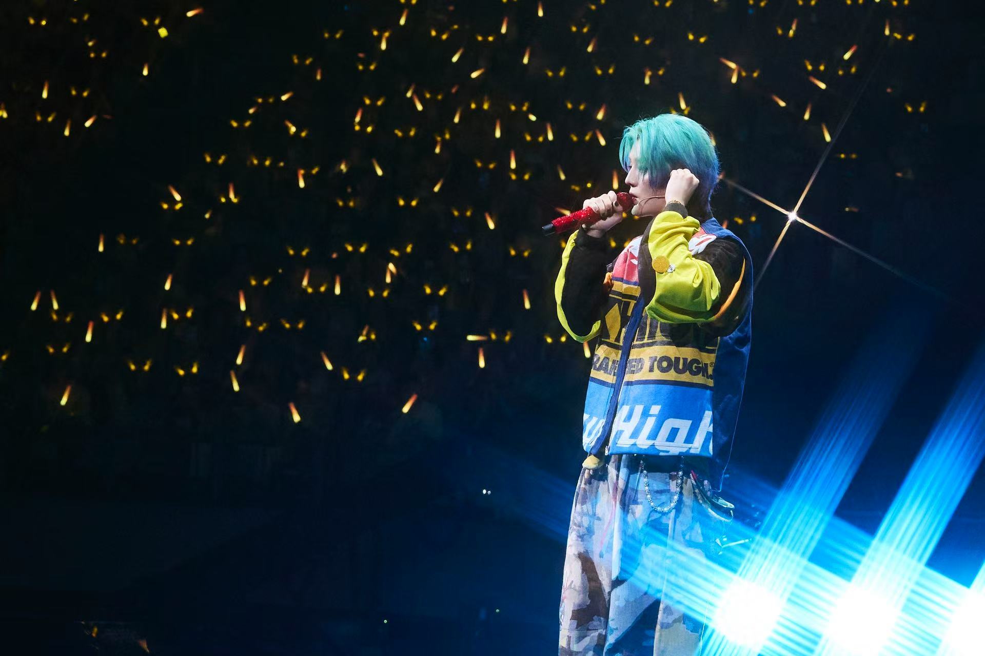 鹿晗亚巡纪念册预售鹿晗亚洲巡演纪念册《穿越四季来见你》开售即爆🔥1分钟销量