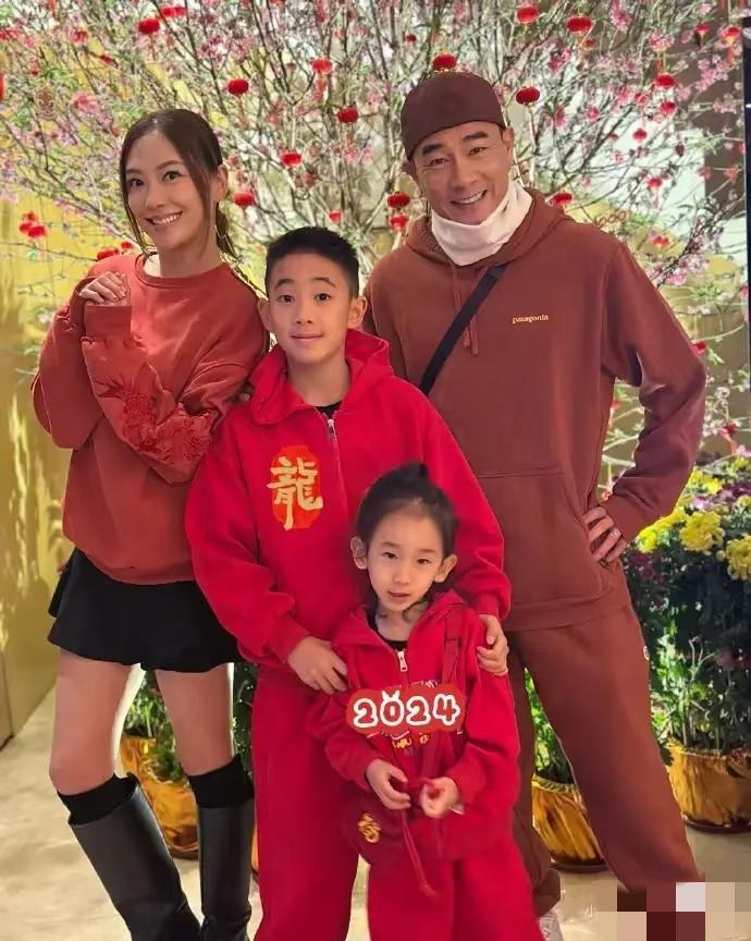 陈小春与应采儿一家四口温馨合影，真希望他们能生个女儿，像妈妈一样美丽动人。二胎又