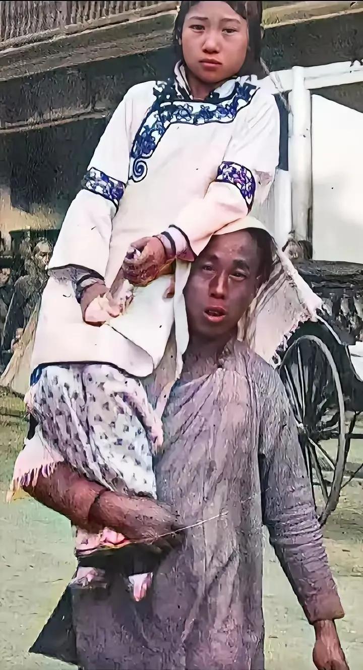 晚清时期，一名20岁的青楼女子去陪客人，因为裹着脚，不好走路，要一名服务员扛着送