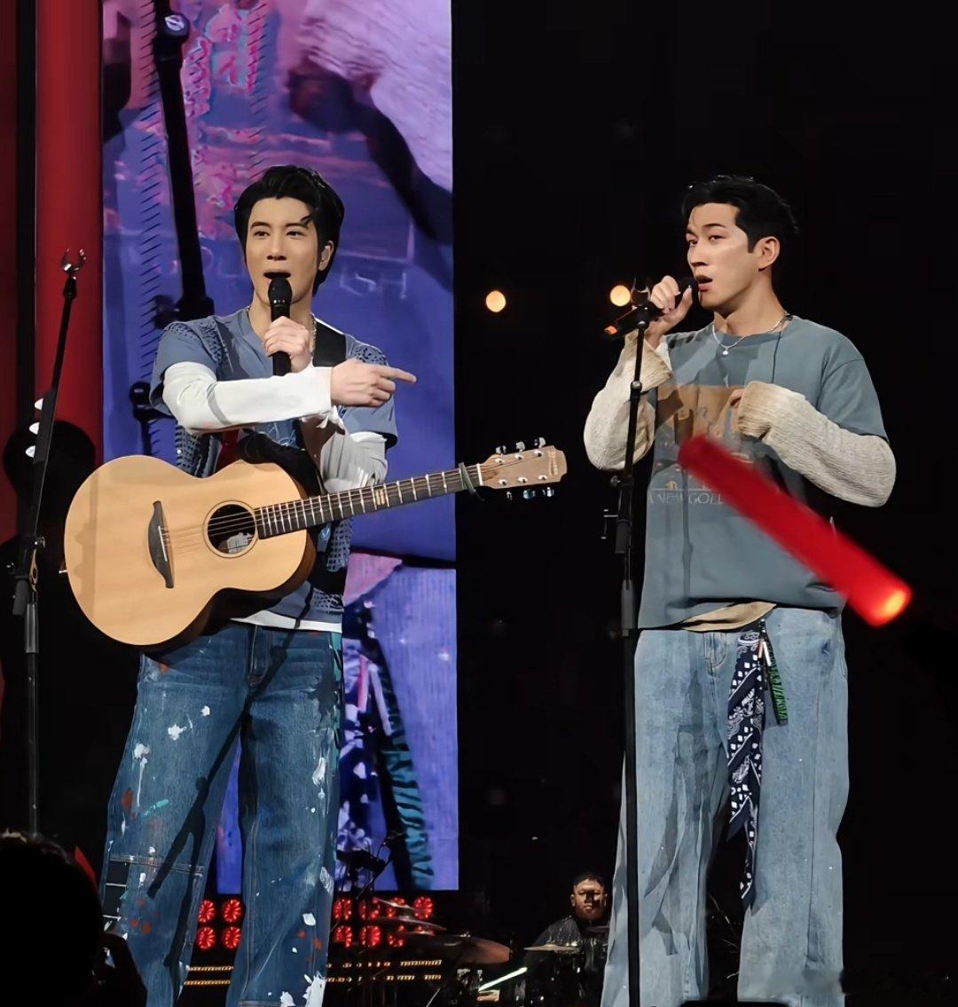 王力宏演唱会请了李治廷。为什么不请蒲巴甲，是怕三连消除吗？网友：林俊杰什么时候请