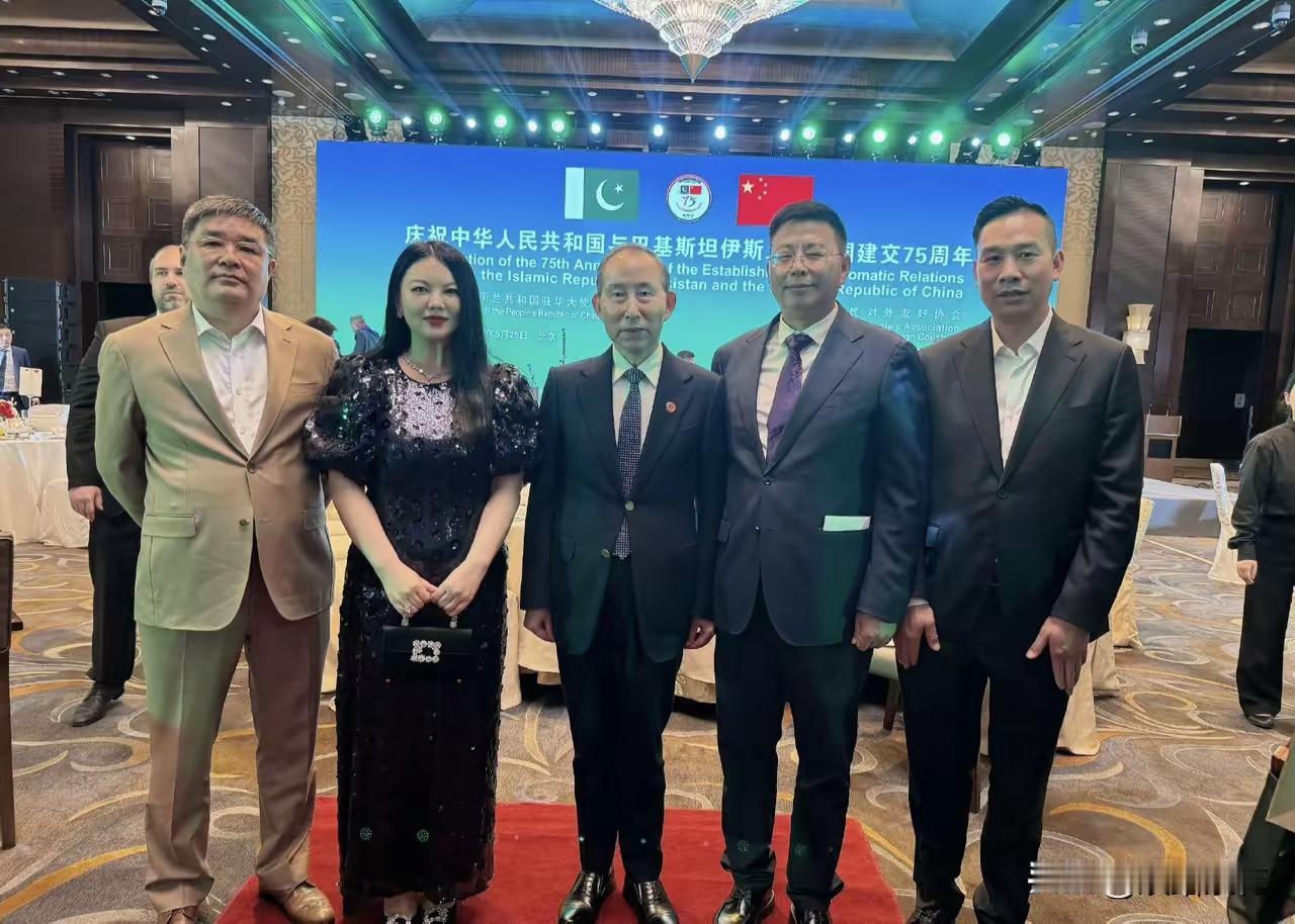 这次亮相中巴建交75周年活动的李湘，状态和早年反差感直接拉满。她晒出现场照片，一