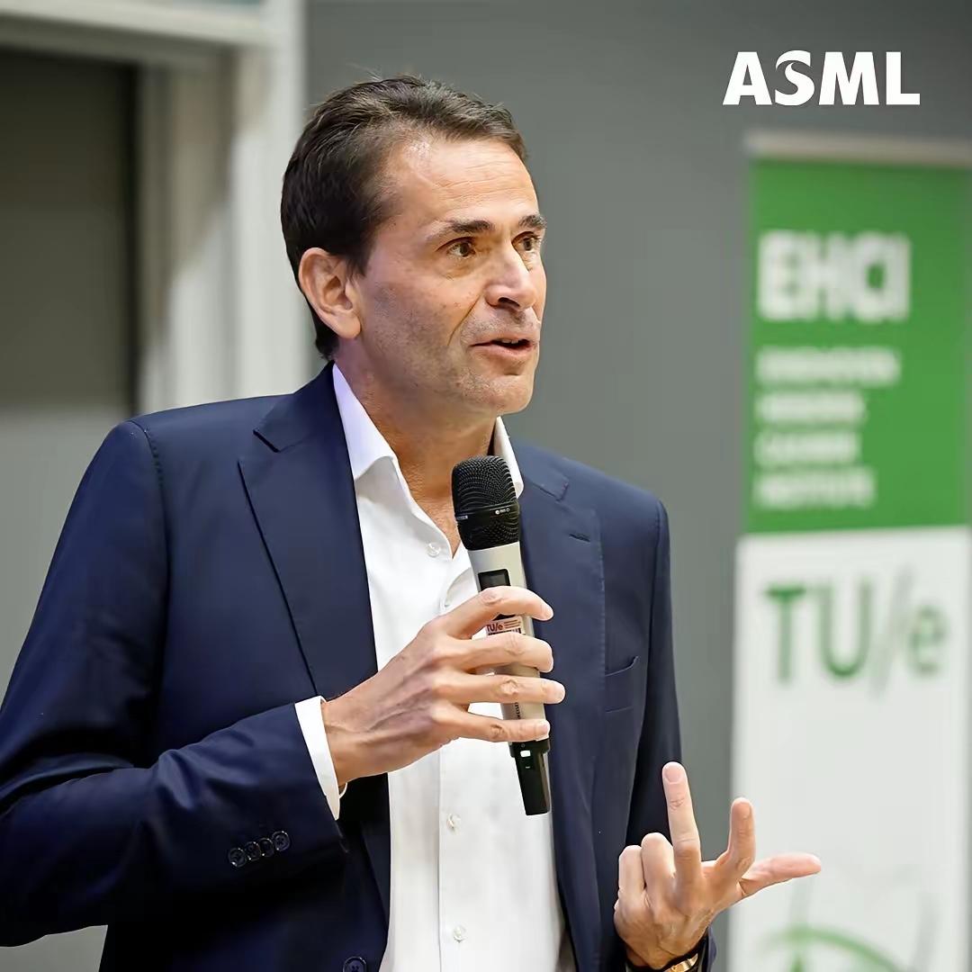 阿斯麦总裁称再对华禁售光刻机我们就等着中国产光刻机卖遍全球吧！据《金融时报》