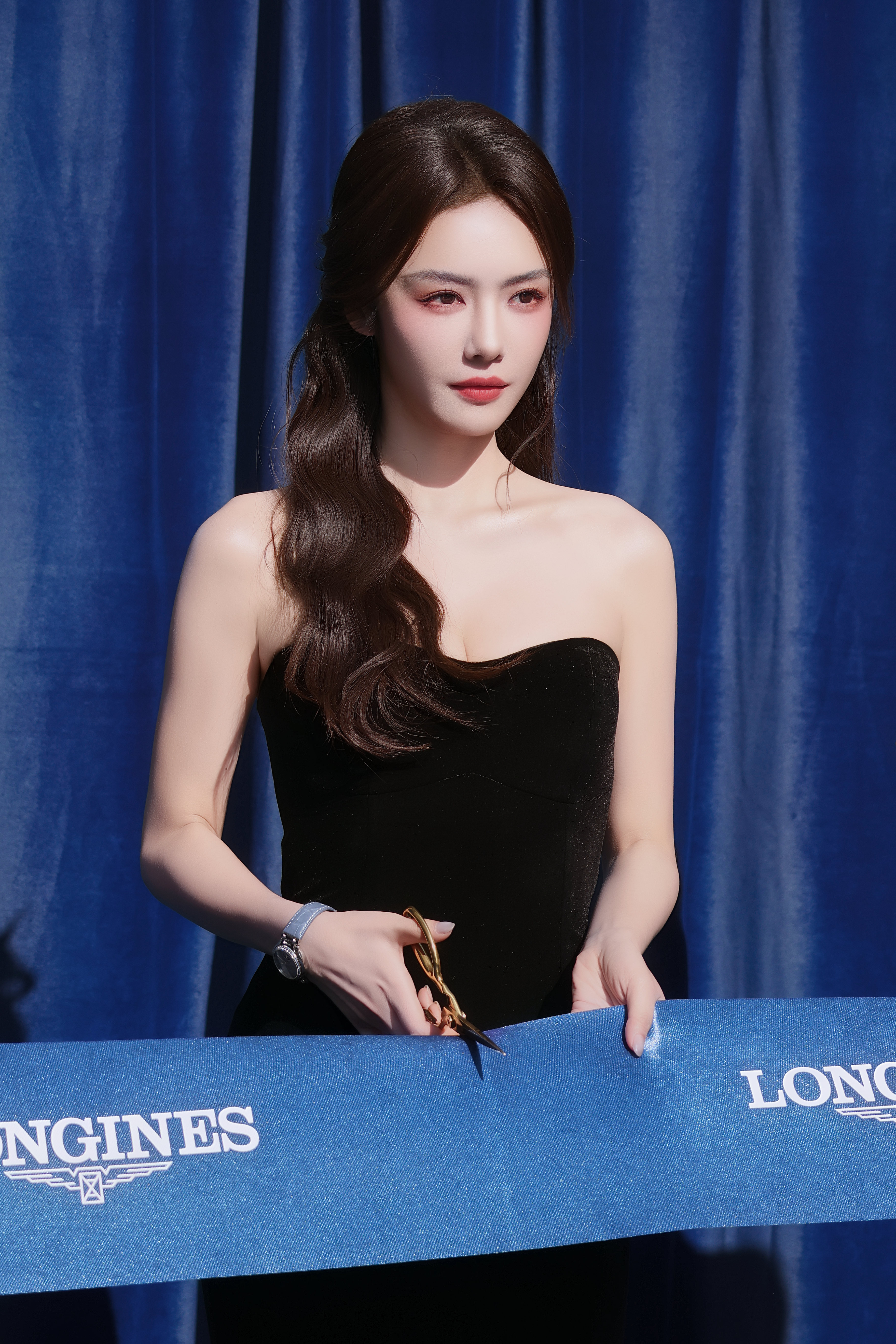 蔡文静 黑裙裹身，一眼勾魂。不动声色，便摄人心魄。