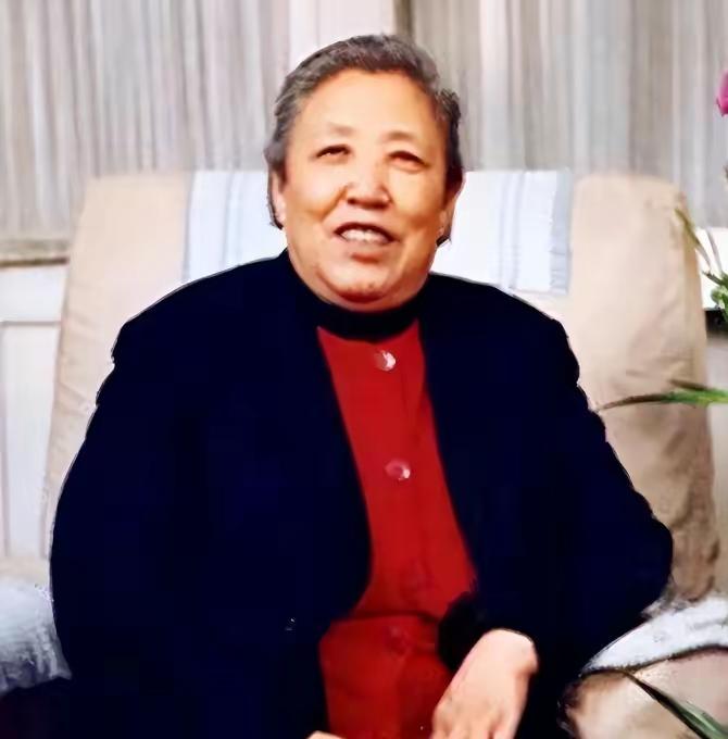 她是最低调的主席夫人，晚年骑自行车上下班，如今95岁高龄仍健在说起“主席夫