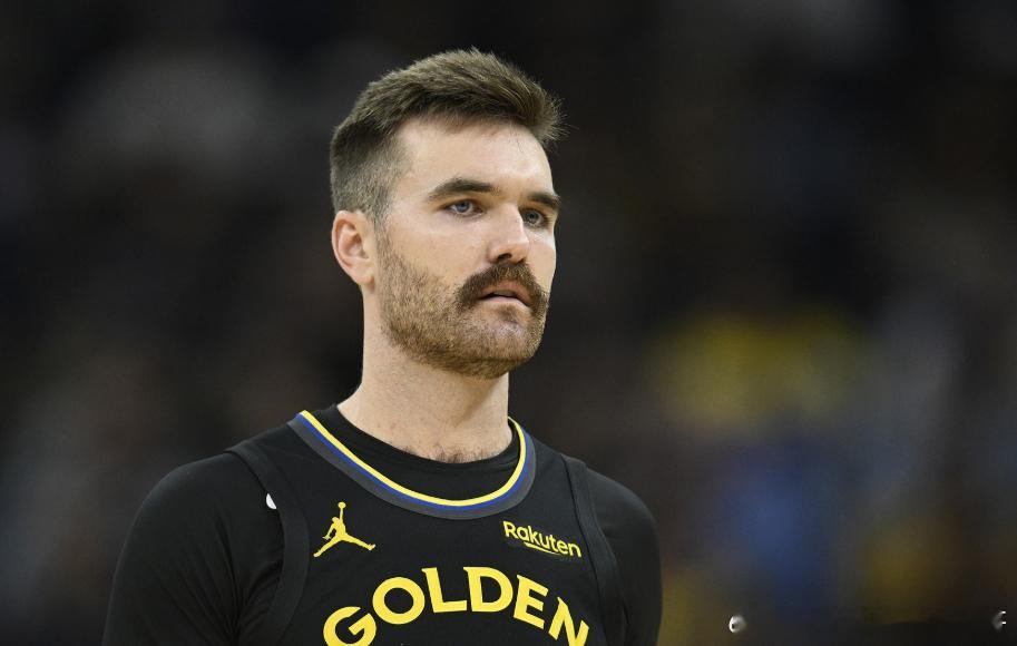 据美记RobMurrows报道，勇士正考虑将斯潘塞的双向合同转为标准合同。目前