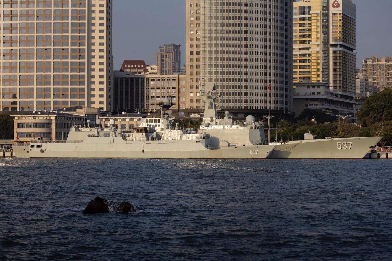 054A导弹护卫舰和056A轻型护卫舰并排停放在码头，这是海军福建厦门护卫舰大队