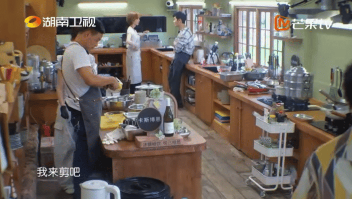 靳梦佳中餐厅白菜雕出花中餐厅中餐厅后厨氛围感拉满！靳梦佳跟随林述巍学习白菜雕花，