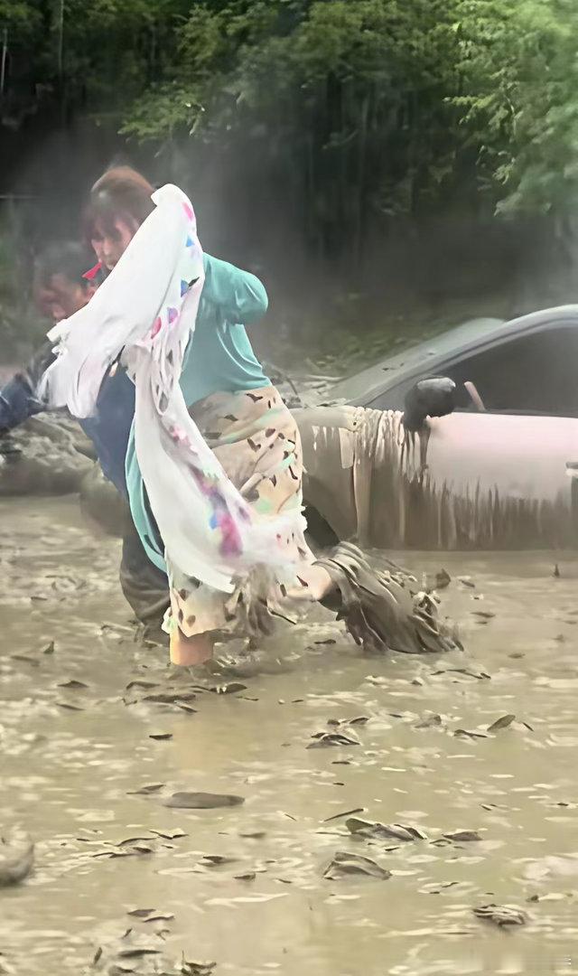 香格里拉泥石流！开房车的一对男女从陷到淤泥里的房车狼狈的逃了出来，底下的淤泥都已