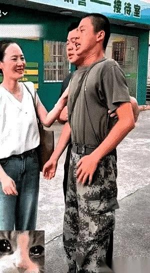 国防科大新生报到的校门外，一个一米八几的河南小伙突然弯下腰，紧紧抱住姑姑，情绪失