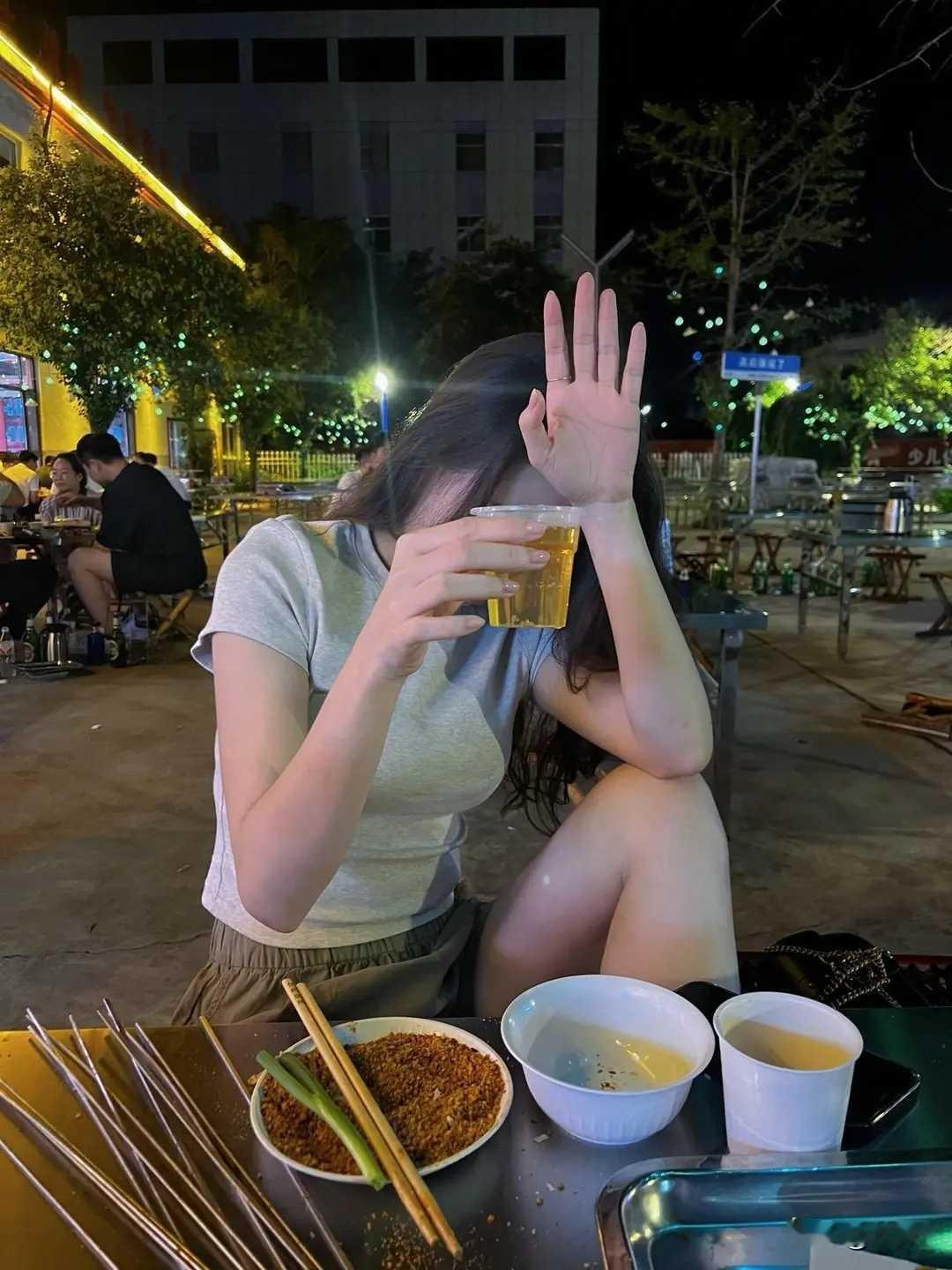 北京街头随手拍不让拍非得拍～哈哈😃，美女喝多了都很可爱