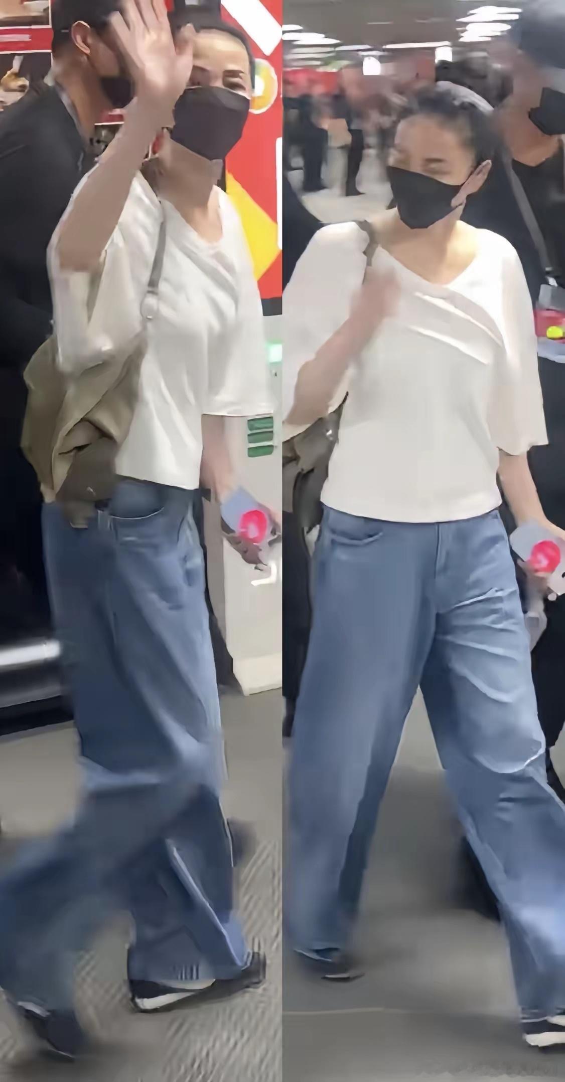 王菲昨晚背的包破案了，是这只帆布珑骧一只很适合出门随性背背的帆布斜挎袋，又又又来