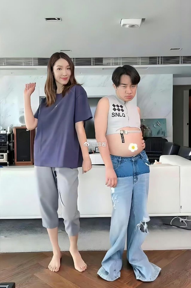 王祖蓝的裤子穿在他老婆身上秒变六分裤，夫妻俩换着穿，太逗了。​​​