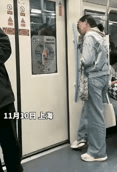 11月10号上海地铁里的那一幕，真的戳中了无数普通人的软肋。中年人的眼泪藏在口罩