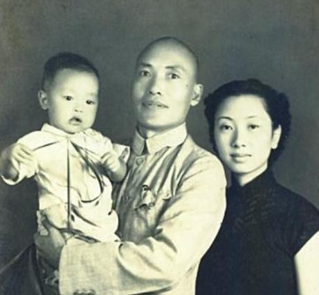 1936年，一名国民党中将跟随红军走完长征，谁知等到了延安，毛主席却对他挥了挥手