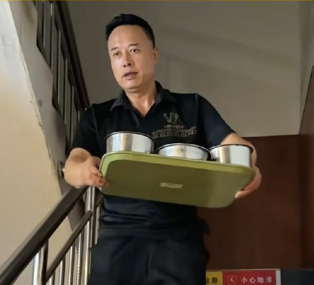 马建平与马斯克，做饭端盘子对比。大家就说像不像吧！长得像就算了，年龄身高也差不