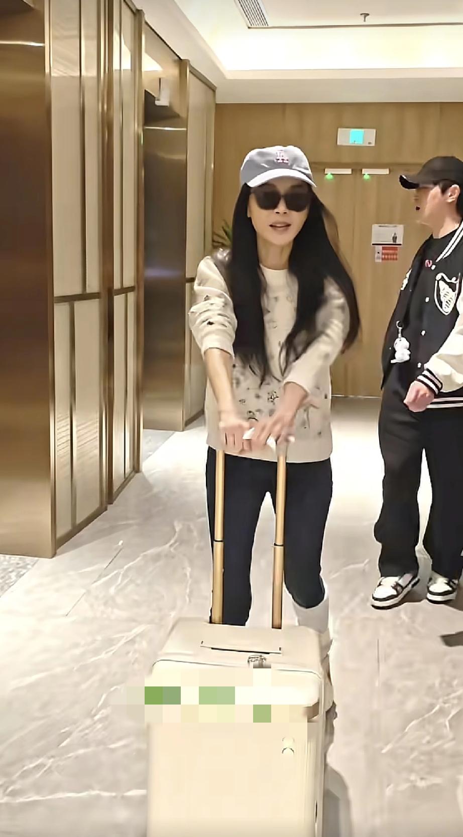 3月29日，萧蔷现身长沙录制《2026乘风》纯素颜出镜，路人镜头下颈纹有点深，但